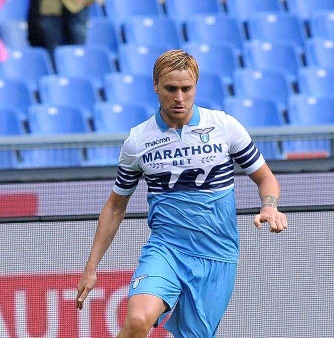 Lazio, il bel gesto di Patric: lo spagnolo invita all'Olimpico una bambina operata ad un occhio - VIDEO