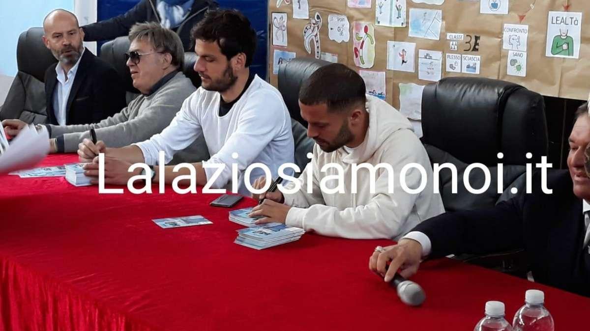 Lazio nelle scuole, Parolo e Durmisi: "Le scelte del mister si rispettano. Razzismo? Fa male"