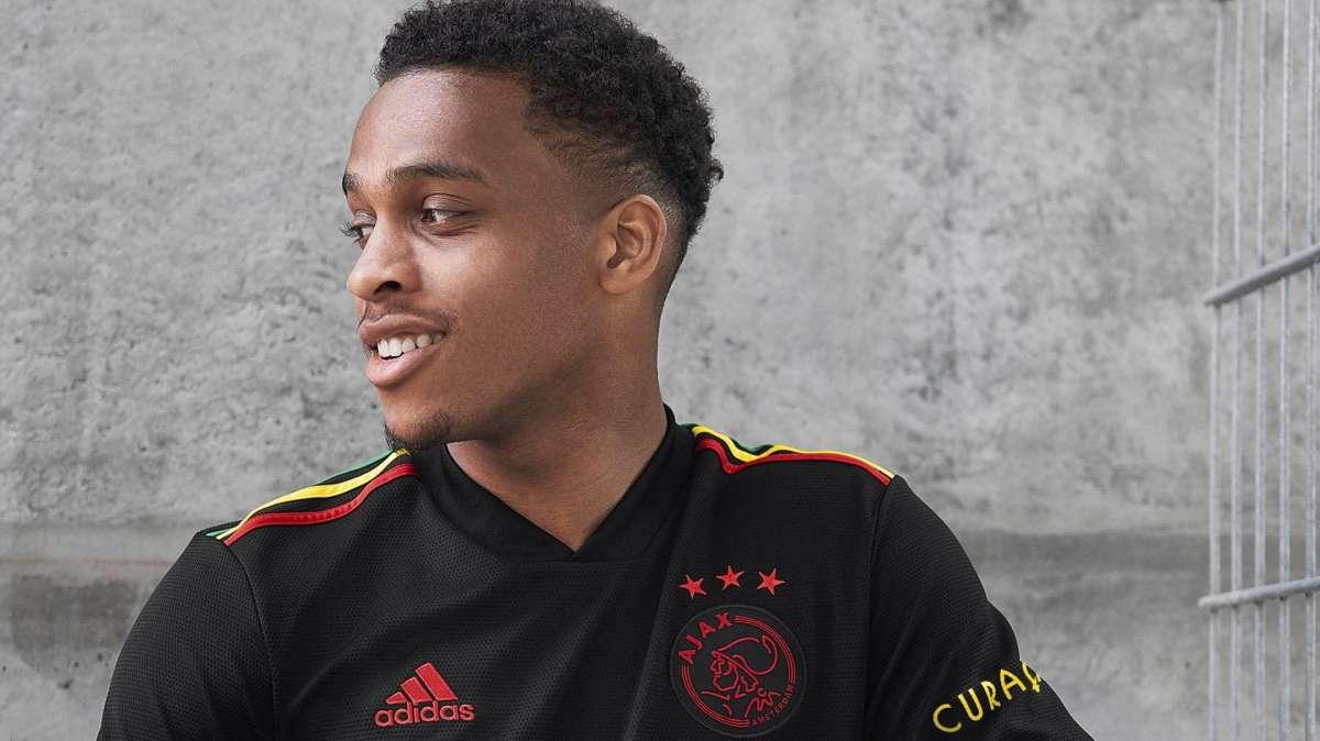Ajax, la UEFA fa togliere i three little birds dalla maglia: il motivo