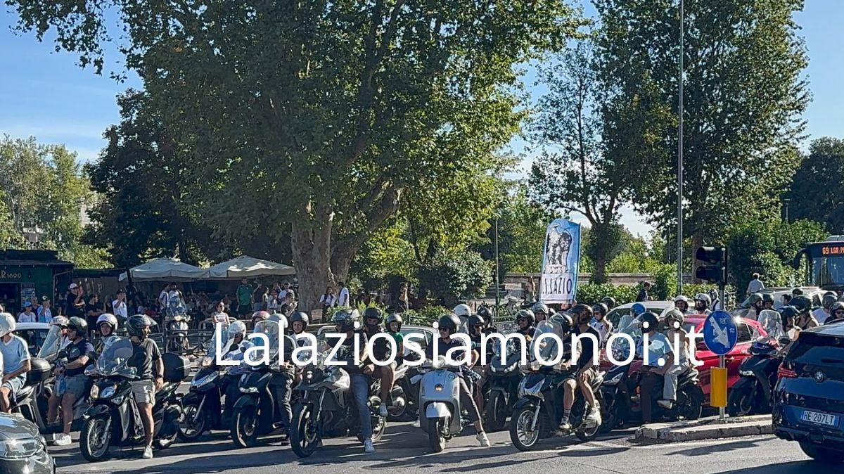 Lazio - Milan, i tifosi scortano il pullman dei biancocelesti verso l'Olimpico - VIDEO