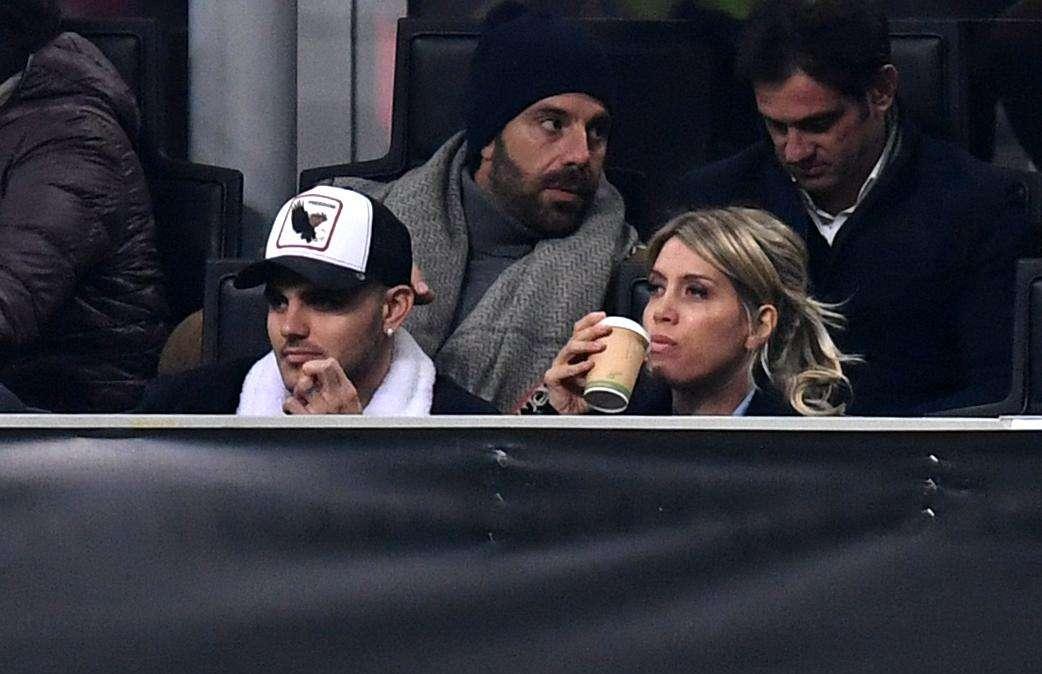 Icardi - Wanda Nara: lui scappa da Istanbul e vola in Argentina per riconquistarla