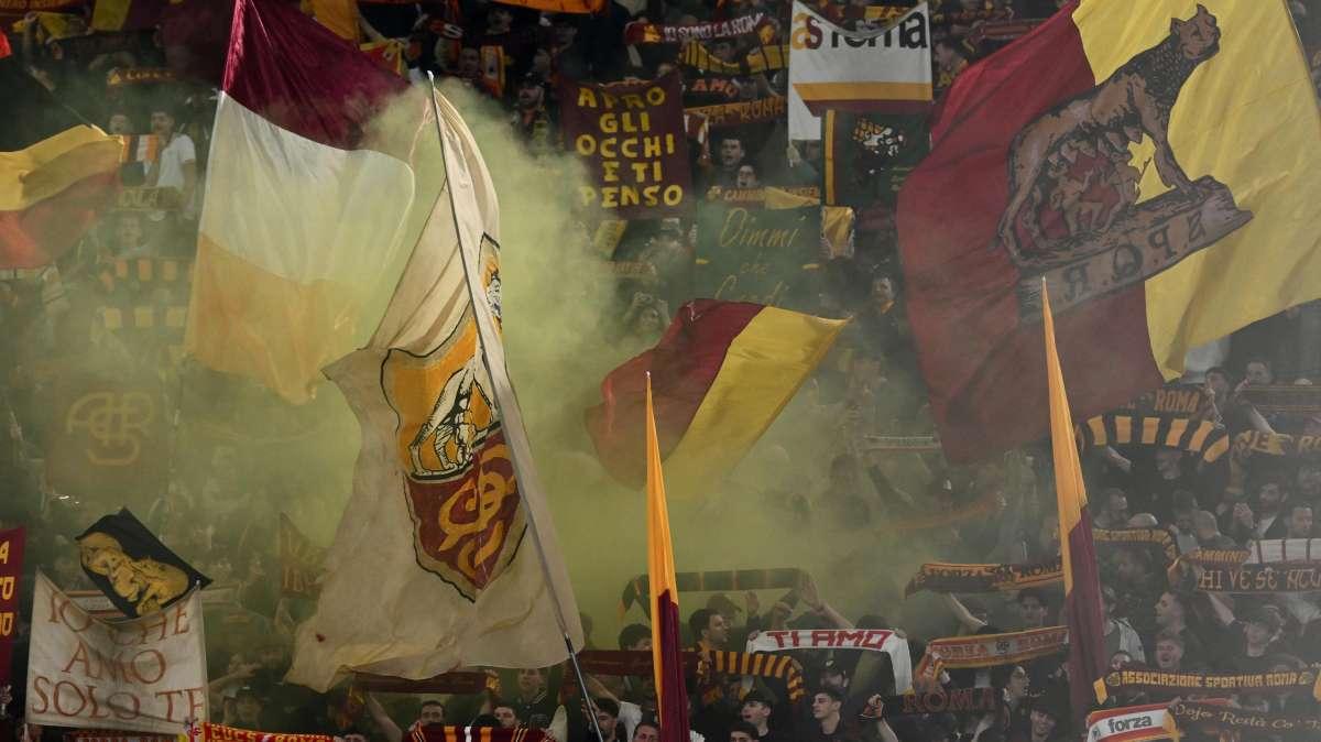 "Laziale pora stella": adesivi antisemiti attaccati dai tifosi della Roma
