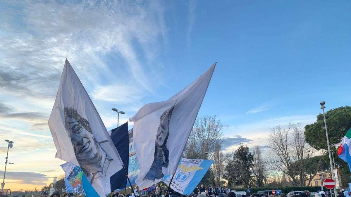 Lazio e Roma caricate dai tifosi, ma per Il Messaggero gli assembramenti sono solo a Formello