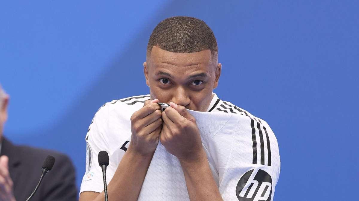 Real Madrid, Mbappe si presenta: "Incredibile essere qui! Vi dico solo una cosa..."