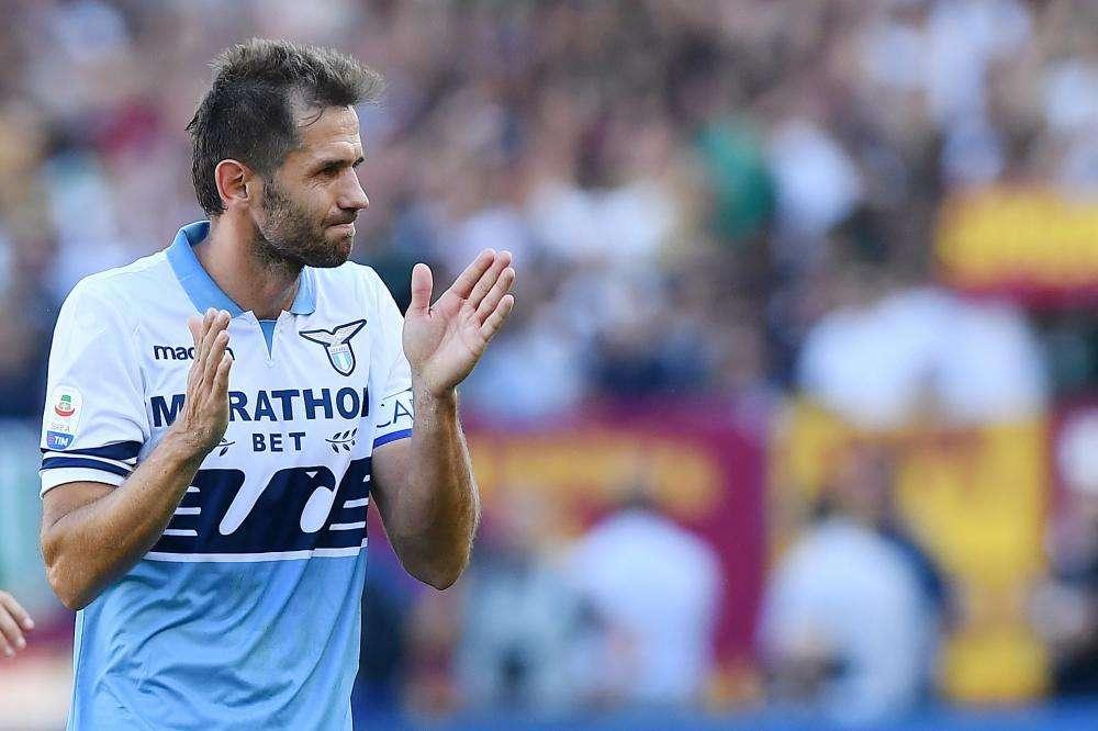 Lazio - Spal, il bel gesto di capitan Lulic prima dell'inizio della partita - FOTO