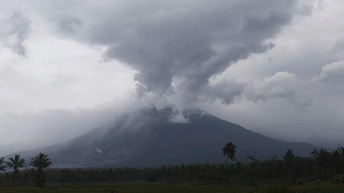 Indonesia, erutta vulcano Semeru: allerta tsunami in Giappone