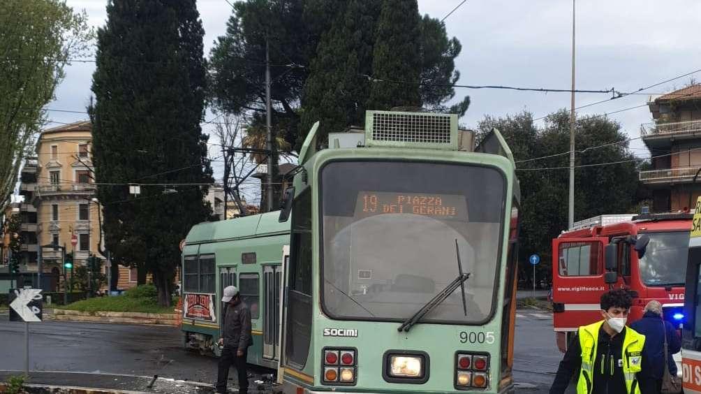Incidente Immobile, nuovo impatto nello stesso punto: scontro tra auto e tram