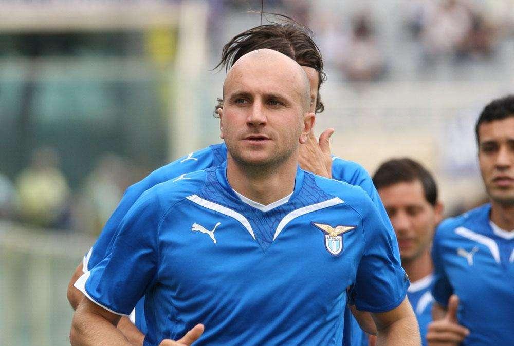 FORMELLO - Rifinitura: 3-4-1-2 con Kolarov al centro e Brocchi a destra. Rocchi verso la panchina. Convocati: Dabo e Cruz sempre out