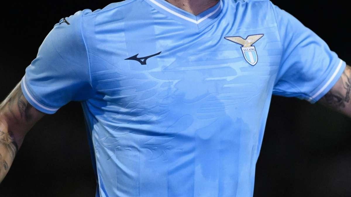 Lazio, il logo sulla maglia per 'rispondere' alla Roma: ci sarà il logo...