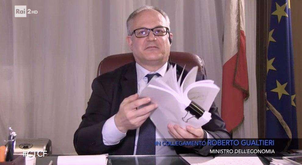 Coronavirus / Gualtieri e il nuovo decreto: dall'appello alle banche al Mes. Poi la stoccata alla Meloni...