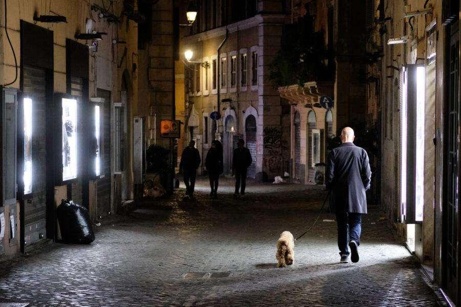 Covid, il governo valuta il lockdown per alcune città: stretta nel weekend