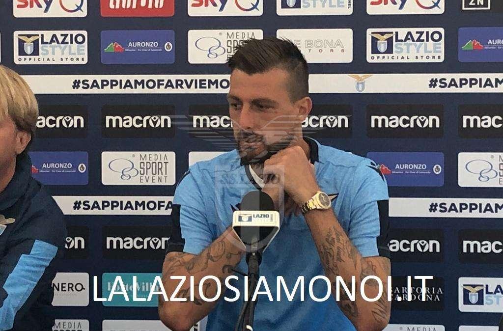 RIVIVI LA DIRETTA - Lazio, Acerbi in conferenza: "Dallo psicanalista per migliorarmi. La forza è dentro noi"