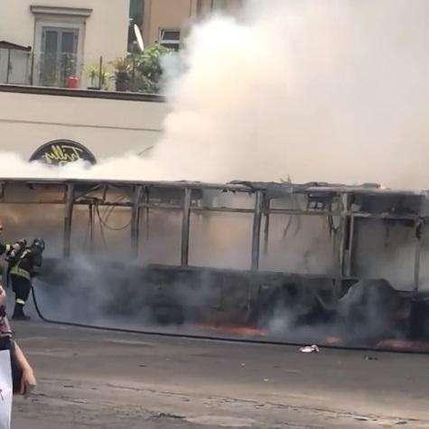 Roma, autobus in fiamme sulla Via Appia: nessun ferito