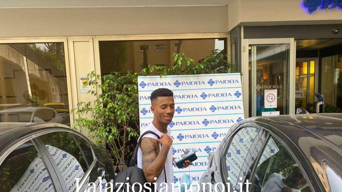 Lazio, subito feeling tra Cataldi e Marcos Antonio: l’abbraccio in Paideia - FOTO