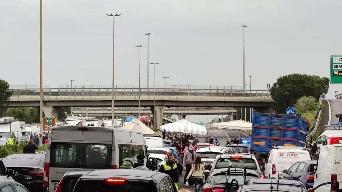 Roma | GRA paralizzato dagli ambulanti fra Casilina e Anagnina