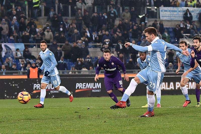 L'altruismo del capitano: Biglia offre il pallone del rigore a Immobile. L'ex Toro ringrazia e declina...