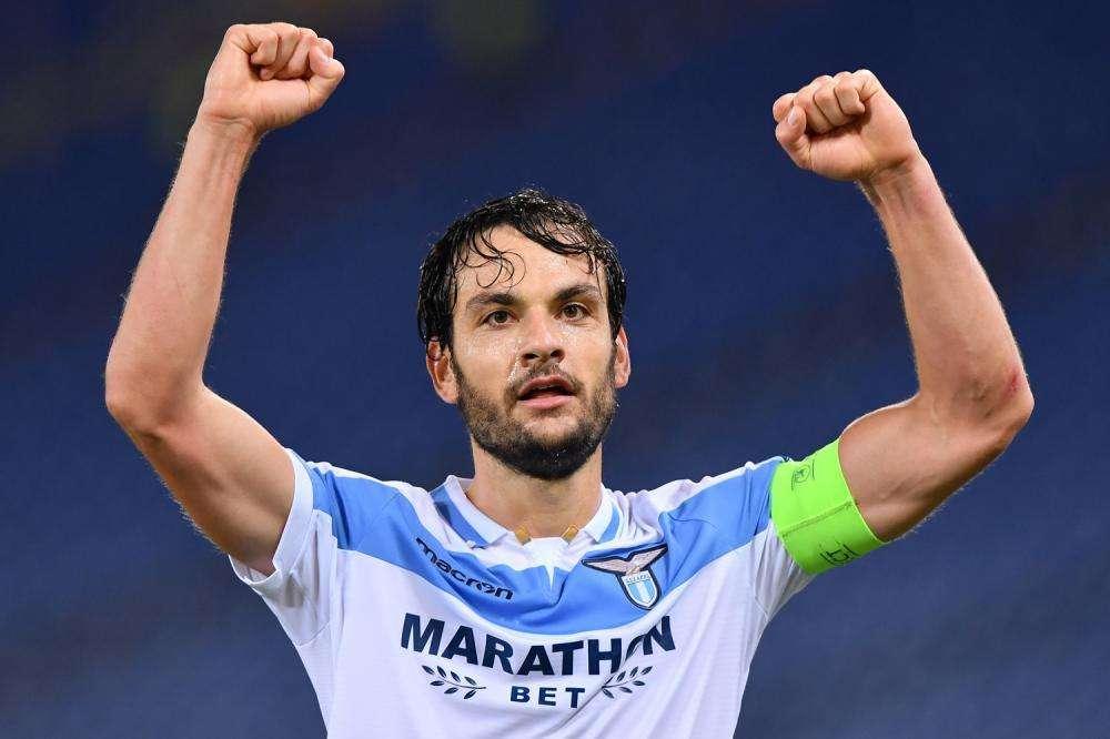 Lazio - Cagliari, formazioni ufficiali: difesa a 3, Parolo in cabina di regia 