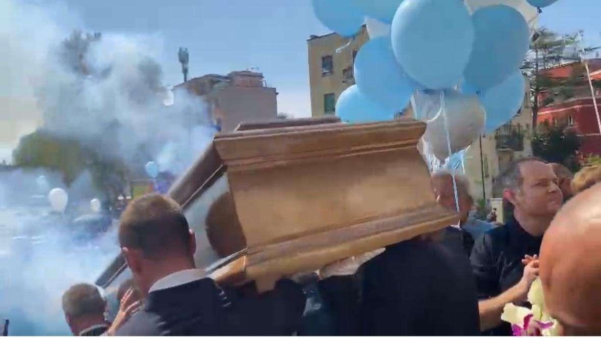 RIVIVI DIRETTA - Funerali Suor Paola | Cori e fumogeni accompagnano la bara - FT&VD