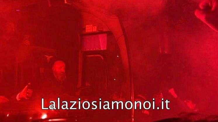 Lazio - Bayern Monaco, marea umana a Formello: pullman preso d'assedio - FOTO&VIDEO