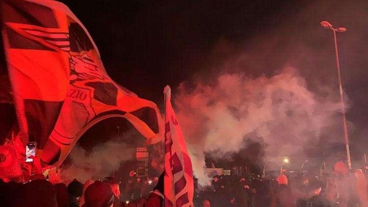 Lazio, i tifosi biancocelesti a Formello suonano la carica: "Undici leoni" - FT&VD