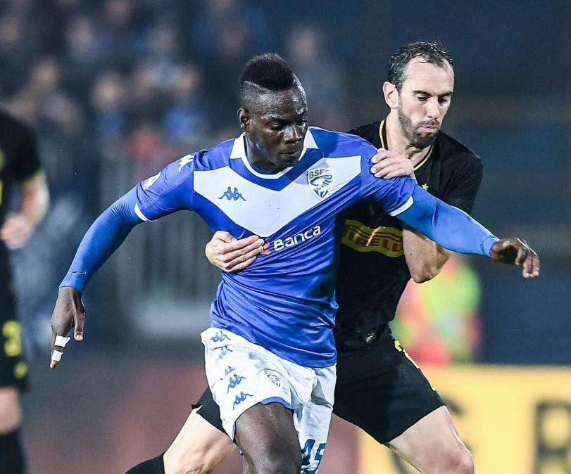 Brescia - Inter, Balotelli sommerso di insulti dal tifo nerazzurro: “Se saltelli...”
