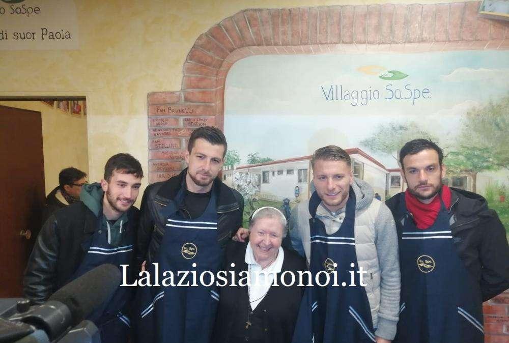 Lazio, i calciatori si sfidano ai fornelli per Suor Paola: ecco l'ultima iniziativa solidale