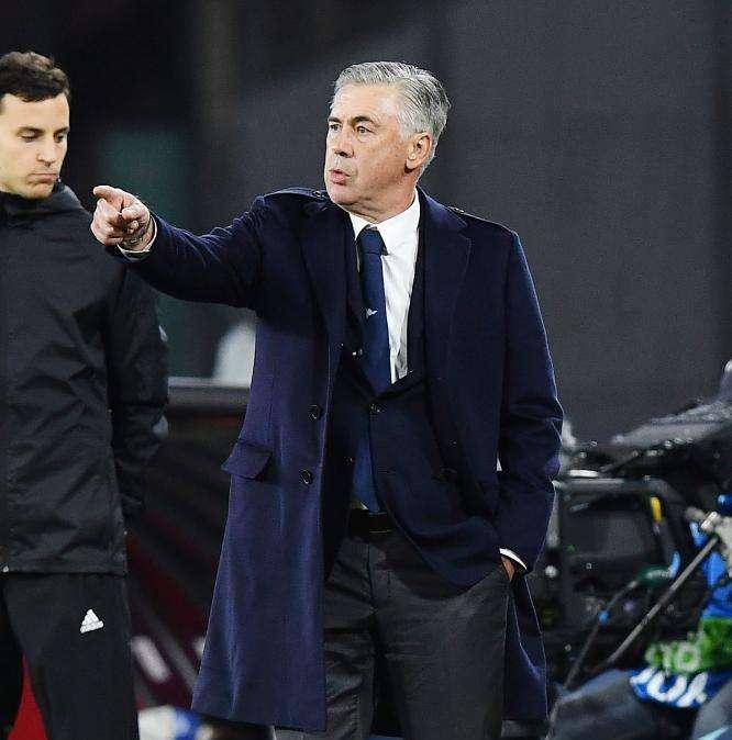 Napoli, Ancelotti: "Le proteste di Inzaghi? Ognuno tira acqua al suo mulino. E sulla Lazio..."