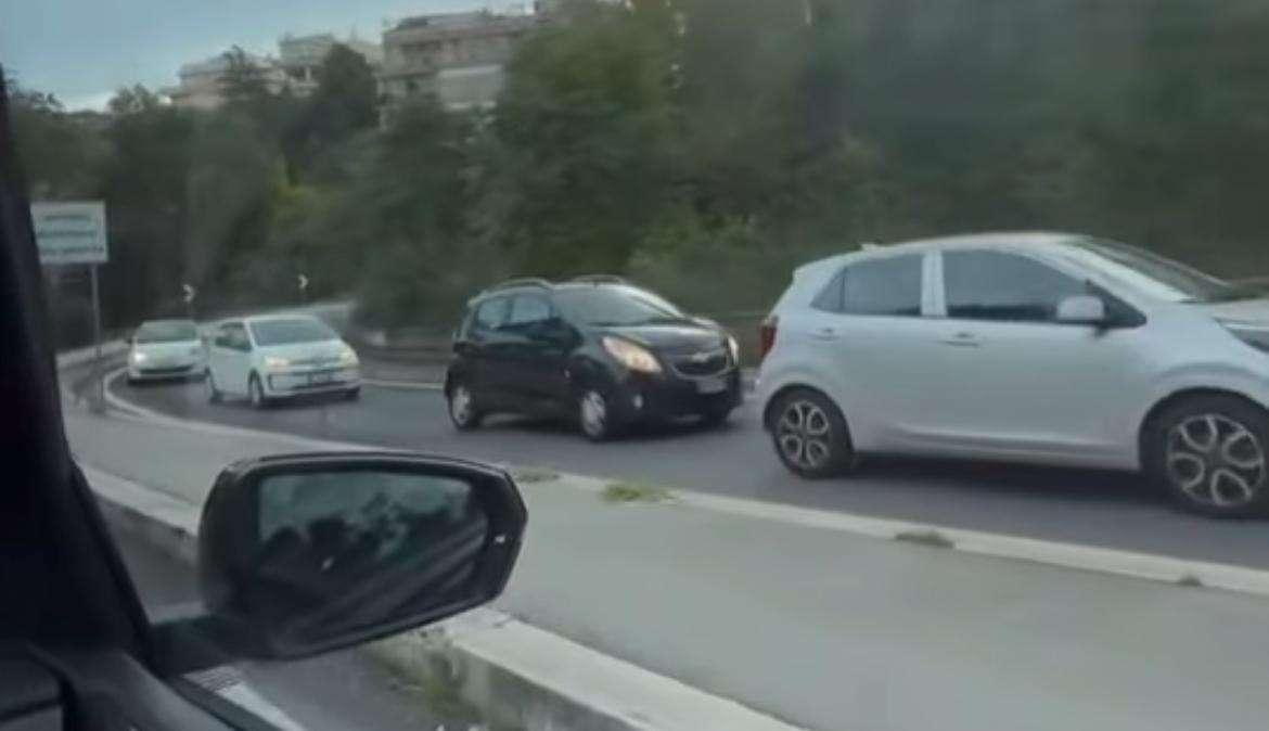 Roma, furgone in fiamme e tanto fumo: chiusa la Galleria Giovanni XXIII