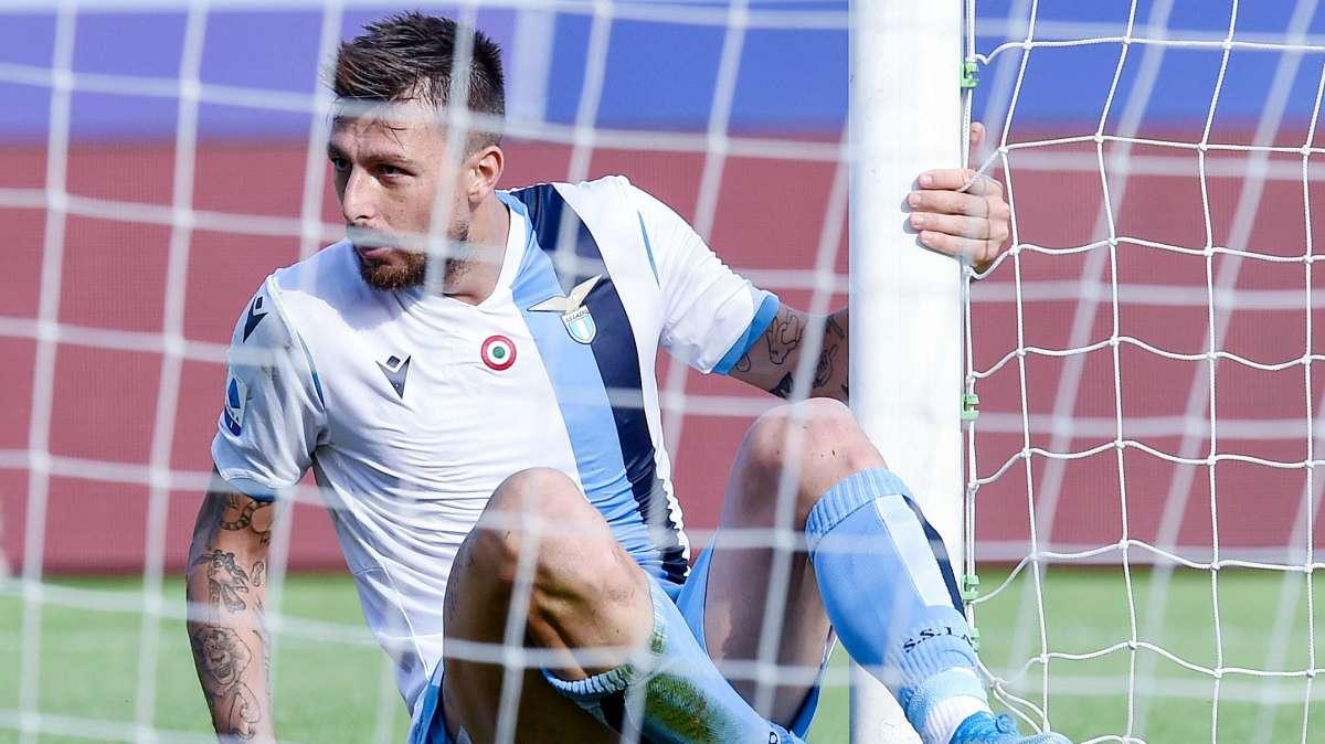 Lazio, tifosi delusi da Acerbi: "Che caduta di stile". Sui social è polemica