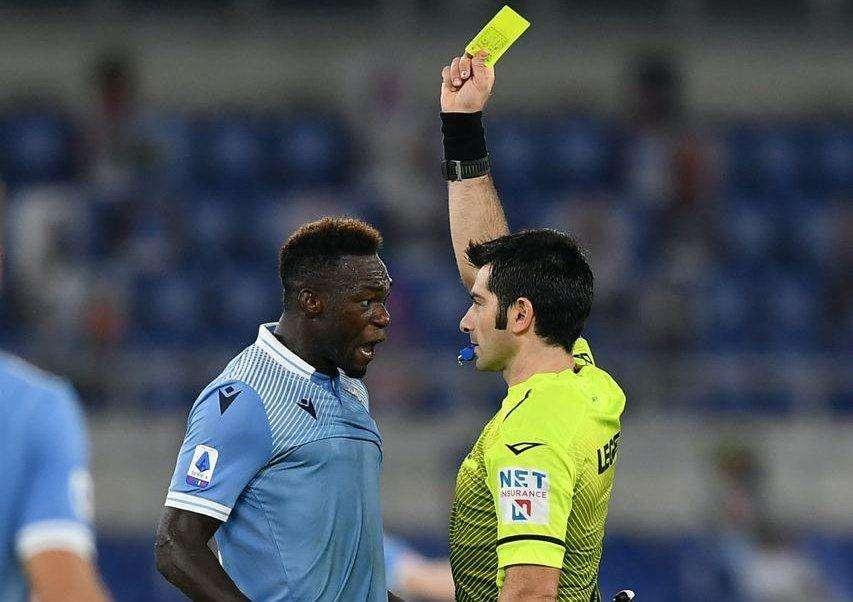 La Lazio è la squadra più ammonita in Serie A: 25 gialli in 8 giornate. Ma i falli sono solo 100...