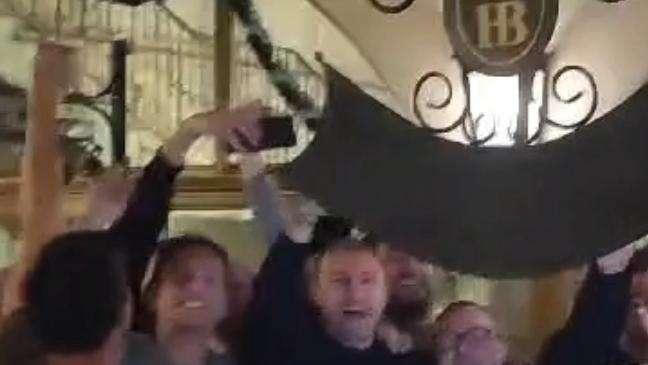 Lazio, Radu fa festa con i tifosi biancocelesti: il filmato da Monaco - VIDEO