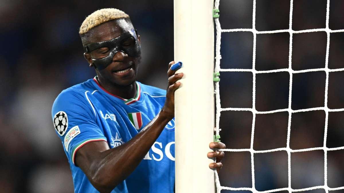 Napoli, pessime notizie: Osimhen dovrà restare fuori a lungo