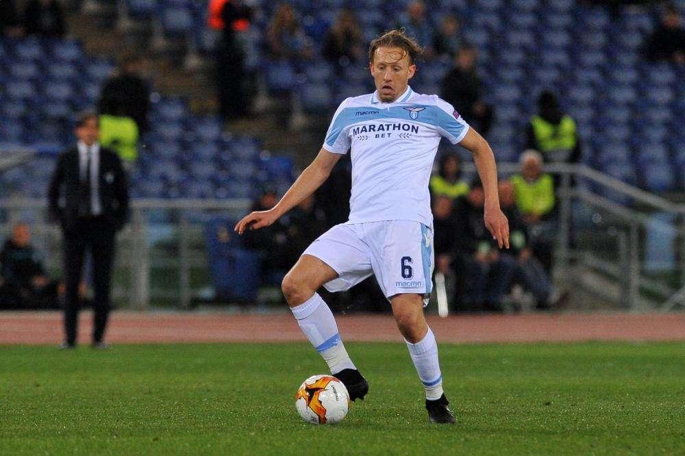Lazio, Leiva si sposta in difesa: il centrocampista finisce a tu per tu con Piatek