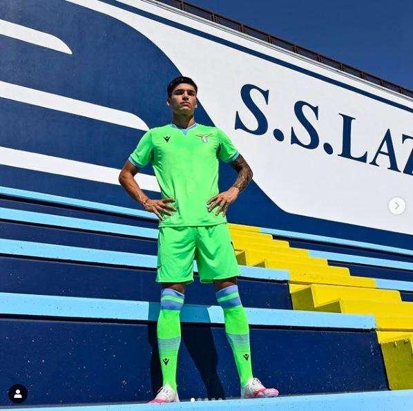 Lazio, presentato il completo interamente verde fluo: Correa il testimonial - FOTO