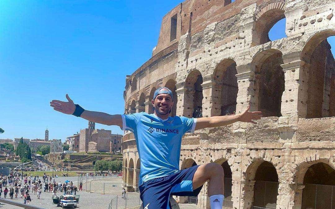 Lazio, che avance da Abdennour: in biancoceleste sui social - FOTO