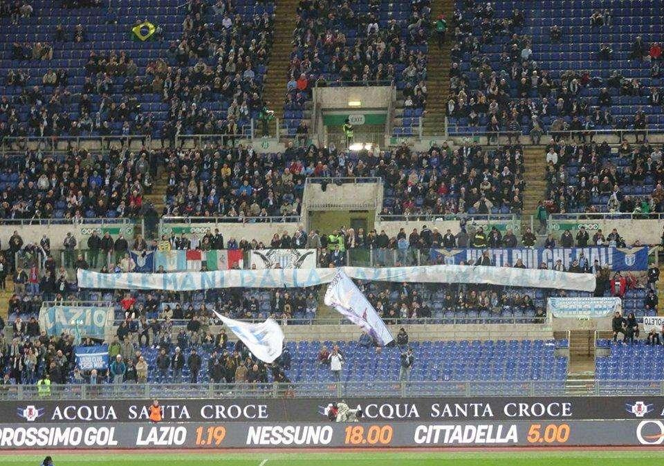 Caso Giacomelli - Var, lo striscione della Tevere: "Giù le mani dalla Lazio!" - FOTO