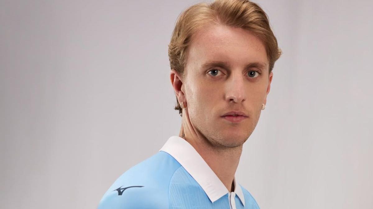 GALLERY - Lazio, la maglia 'Home': il ritorno del colletto bianco - FOTO