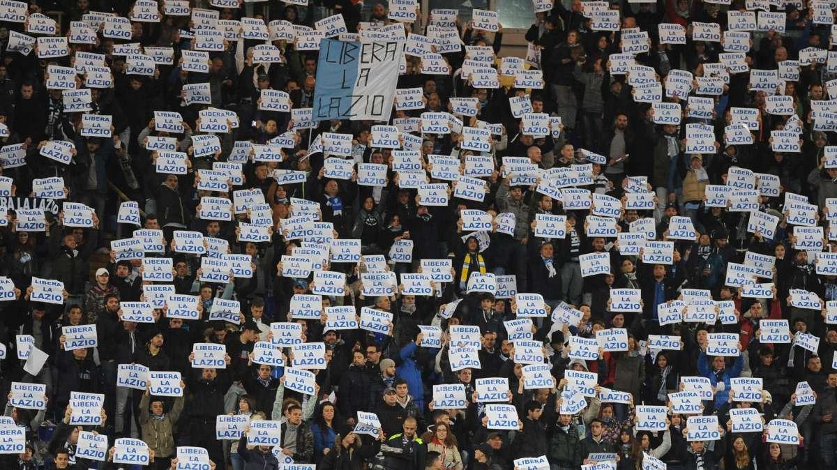 Scarcelli, l'autore di Non mollare mai annuncia: "Ritiro il mio inno!"