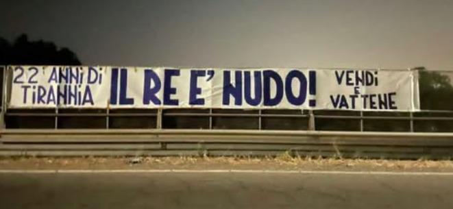 "Il re è nudo": il nuovo striscione dei tifosi della Lazio contro Lotito - FOTO