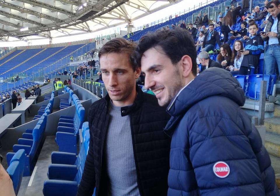 Bagno di folla per Biglia all'intervallo: in tribuna selfie e autografi con i tifosi - FOTO