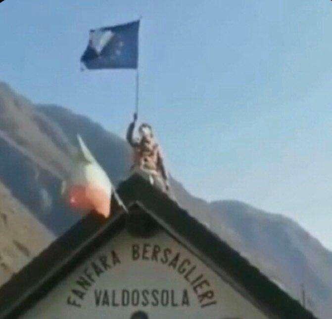 Valdossola, bersagliere getta a terra la bandiera dell'Ue - VIDEO
