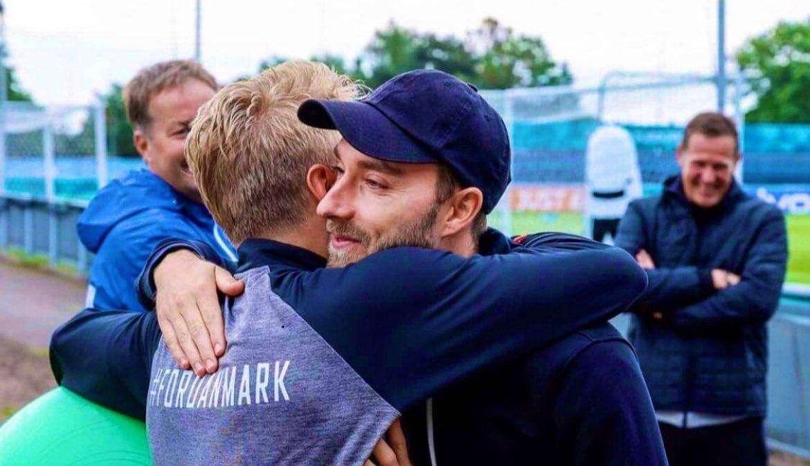 Eriksen riabbraccia Kjaer, l'amico che gli salvò la vita - FOTO