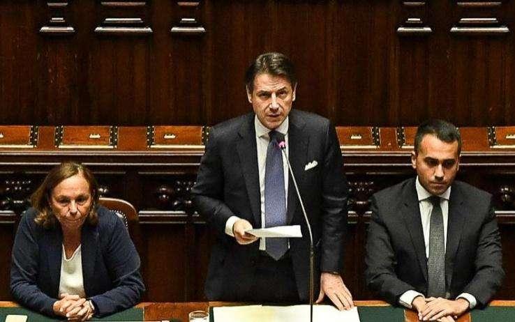Politica / Governo, discorso di Conte e protesta delle opposizioni: la fiducia