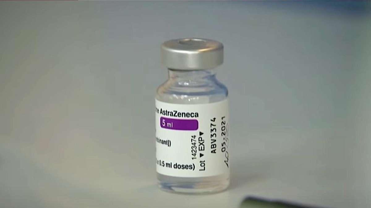 Vaccino Astrazeneca, la decisione per over e under 60: i dettagli