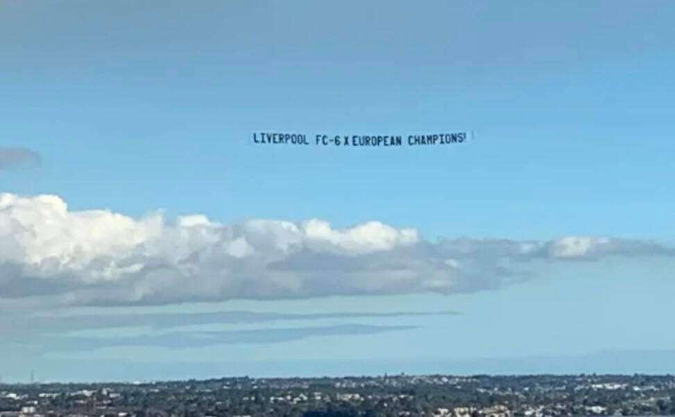 Liverpool - United come Lazio - Roma: sfottò ad alta quota per i Red Devils