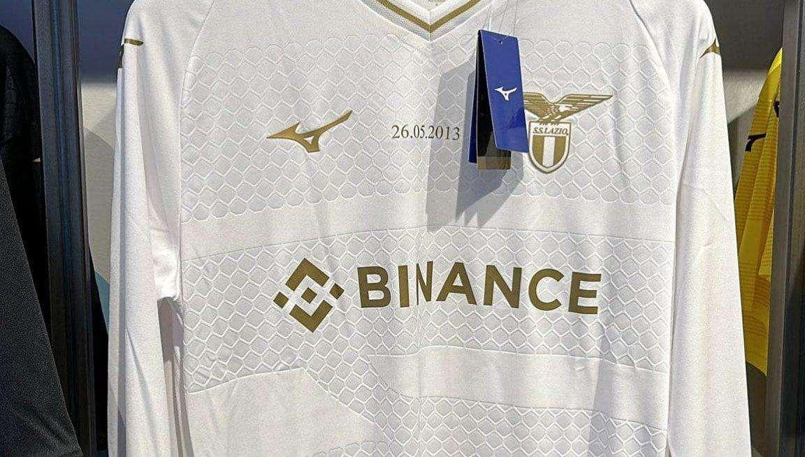 Lazio, svelata anche la maglia del portiere: tifosi impazziti - FOTO