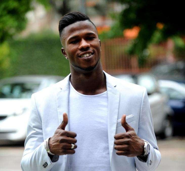 Spagna, gli hotel rifiutano i braccianti senzatetto: Keita gli affitta un alloggio