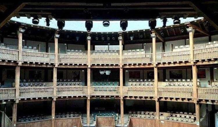 Roma, crolla parte del Globe Theatre: feriti cinque minorenni