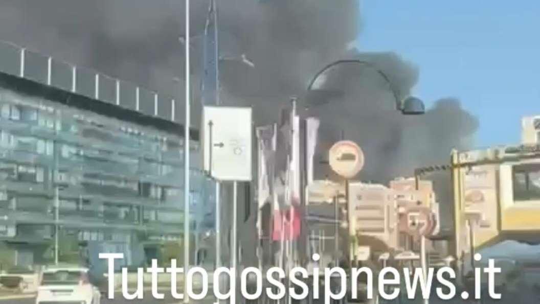 Roma, maxi incendio a Ponte Mammolo: fumo nero fino a Rebibbia – VIDEO