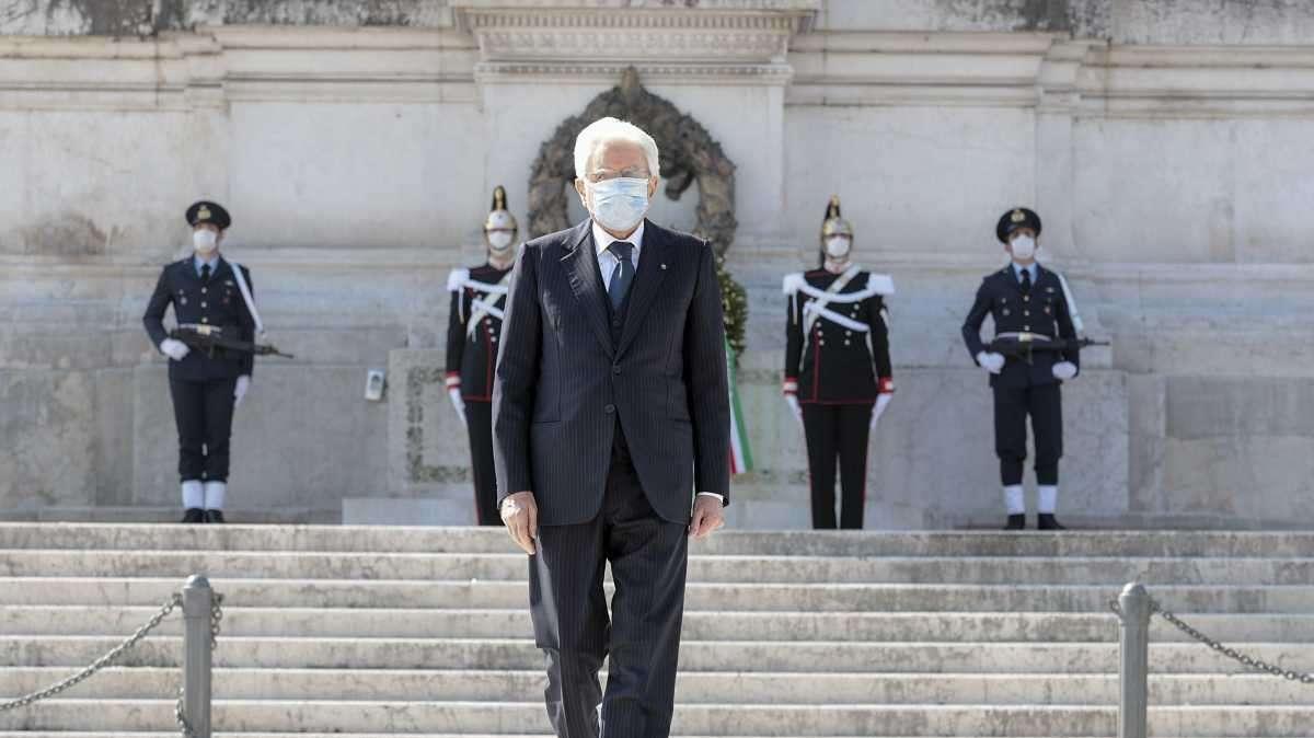 25 aprile, Mattarella da solo all'Altare della Patria: il messaggio alla nazione